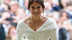 Prinzessin eugenie (30) hat auf instagram ein bild ihres rückens gepostet. Prinzessin Eugenie Zeigt Bei Ihrer Hochzeit Ihre Rucken Narbe Und Macht Anderen Mut