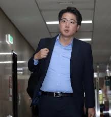 이준석 본인의 썰전에서의 언급에 의하면 자신이 새누리당 당원들 가운데에서 가장 많은 팔로워들을 보유하고 있다고 한 적이 있는데. ì´ì¤€ì„ ì—¬ë‹¹ Lh ì¡°ì‚¬ê²°ê³¼ ì˜ˆì¸¡ ë°•ê·¼í˜œ ë•Œë„ ì´ëŸ° ì¼ ìžˆì—ˆë‹¤ ë¶€ì‚°íŒŒì´ë‚¸ì…œë‰´ìŠ¤