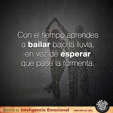 Con El Tiempo Aprendes A Bailar Bajo La Lluvia En Vez De Esperar Que Pase La Tormenta Casa Luz Un Lu Bailando Bajo La Lluvia Aprender A Bailar Pensamientos