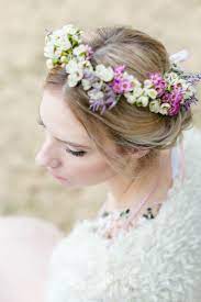 brautstyling brautmakeup brautfrisur in berlin gleam blush hochzeitstyling blumenkranz haare haarschmuck brautfrisuren blumenkranz