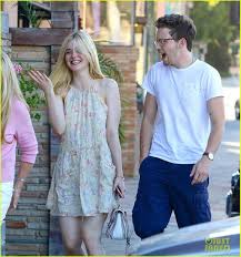 Elle Fanning Has An Adorable New Beau Named Zalman Band Elle Fanning Dating Zalman Band 02 Photo Elle Fanning Dakota And Elle Fanning Rodarte Sweatshirt