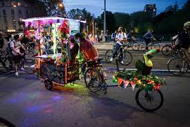 Waren es anfangs aber nur ein paar dutzend, fährt seit diesem jahr eine rekordzahl an teilnehmenden mit. Critical Mass Tausende Velofahrer Blockieren Den Verkehr In Zurich Mindestens Ein Verletzter