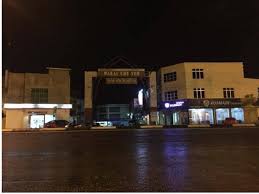 Pelbagai barangan dan makanan dijual di sini dengan harga yang menarik. Wakaf Che Yeh Jadi Pekan Mati