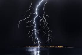 Atmosfæren har været fugtig og meget ustabil, og det er den også her til eftermiddag og aften, forklarer han. Royaltyfrie Billede Af Lyn Fotos Piqsels