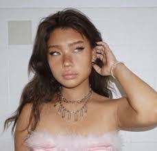 Hannah Key's Instagram, Twitter & Facebook