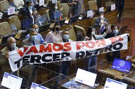 Quienes también podrían hacer retiro del 10% son los pensionados de rentas vitalicias, quienes podrían solicitar extraer dicho monto a sus respectivas para ambos casos se establece que el monto máximo de retiro equivalente a 150 uf y un mínimo de 35 uf. Tercer Retiro Sinceremos El Debate El Sistema De Las Afp Cumplio Su Ciclo El Mostrador