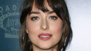 Klik hier om haar nieuwe pony te zien, geknipt door de beroemde haarstylist mark townsend. Dakota Johnson Promiflash De