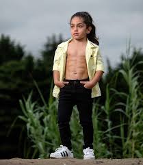 Mama's abs after two kids omg. Psbattle This Kid With Abs Photoshopbattles