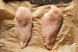 Jadi, jangan tergoda menyantap renyah dan legitnya kulit ayam pada bagian dada karena itu hanya akan menambah kadungan lemak pada dada ayam. Tips Agar Nutrisi Di Dada Ayam Bisa Didapatkan Maksimal