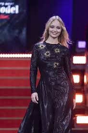 But critics say that teenage girls often copy anorexic models on gntm, which sends out the message that beauty is more important than education. Gntm Diese 25 Madchen Durfen Nach Folge 1 Noch Weiterkampfen