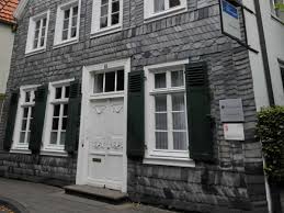 Haus n ( genitive hauses, plural häuser, diminutive häuschen n or häuslein n or häusle n or häusel n or häus'l n or häusl n ) house. Duden Wirkte Auch In Soest Soest