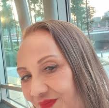 The room in the Yihao hotel in Xiamen was too cold. I set the temperature  to 26° but it kept returning to 21° There were five buttons in the control.  I tried