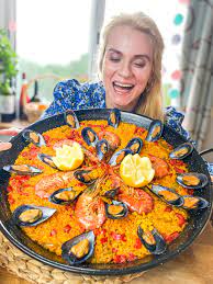 Channeling your inner professional chef is certainly a lot easier when you have the best cookware, especially when you choose a set that perfectly suits your cooking style and kitchen appliances. Cook Spanish Paella With A Top Chef Airbnb