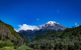 La cumbre nevado del tolima en el parque nacional los nevados es considerada una de las cumbres más espectaculares y difíciles para subir debido a su fuerte pendiente, el estado del glaciar y caminata para llegar allí. Espectaculares Fotos Del Nevado Del Tolima Tomadas Desde Bogota