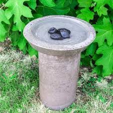 Attract Birds To Your Yard With A Diy Concrete Birdbath Follow The Step By Step Instructions For A Home In 2020 Diy Bird Bath Concrete Bird Bath Concrete Birdbath Diy
