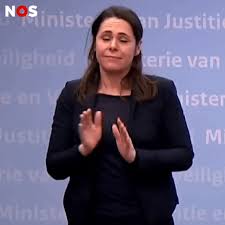 Find and follow posts tagged persconferentie on tumblr. Gebarentolk Irma Wordt Gewisseld Kijkers In Paniek Show Ad Nl