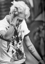 G dragon tattoo is located on his right side which says forever young and paired to taeyang's cross tattoo on the same spot. Kwon Leader S Body Art 2013 February A Tattoo Of A Crown Is On