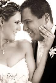 Sr. Vladimir Herrera Reyes y Srita. Brenda Dafne Herrera Mancilla,  contrajeron matrimonio en la parroquia San Pedro Apóstol el sábado 12 de  abril de 2008. Estudio Laura Grageda Las Bodas de El