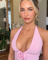 MADI 🎀 angel girl @madi_edwards for @showpo , Hair & Makeup  @amyhanneman_makeupartist , ., ., BEAUTY NOTES, @lamer the renewal oil ,  @theskincaretools diamond roller , @sundayriley C.E.O afterglow , ...