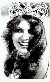 Kerry Wells's Instagram, Twitter & Facebook