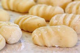 Come fare gnocchi di patate perfetti? Gnocchi Di Patate Senza Uova La Ricetta Classica E Quella Con Il Bimby Eatdoo Com