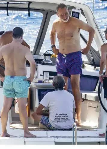 Escándalo nacional con Felipe VI tras ser pillado en bañador en el yate con  varios amigos de la isla de Mallorca. Más allá del valor informativo nulo  de las instantáneas, las fotos