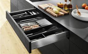 Stauraum In Der Kuche 7 Clevere Ideen Und Tipps Fur Mehr Platz Kuchenfinder Kuchenschrank Kuchenschranke Organisieren Kleine Kuche