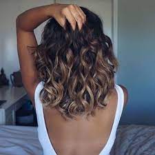 Ombre Brown Caramel Highlights For Short Shoulder Length Hair And Beach Wave Hairstyle Medium Length Curly Hair Curly Hair Styles Hair Lengths