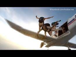 100-prozentige Freiheit: Diese Skydiver springen nackt - YouTube