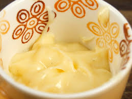 În tava tapetată cu hârtie de copt se pun cojile de eclere, apoi se coc la 200 grade timp de 25 de minute. Crema De Vanilie