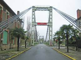 Il s'agit d'un petit pont routier suspendu comme il y a en beaucoup un peu partout en france. Datei Pont Mirepoix5 Jpg Wikipedia