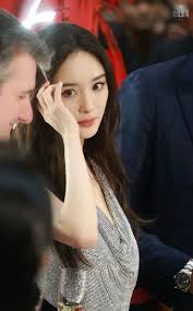 赵露思近照美爆全网：内娱普女脸居然变豪门千金颜！？-腾讯新闻