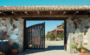 Το κτήμα περέκ βρίσκεται 30 χλμ έξω από τη θεσσαλονίκη σ'ένα ορεινό ποντιακό χωριό, το μονοπήγαδο. Fwtografies Apo Toys Xwroys Toy Kthmatos Perek Kthma Gamoy