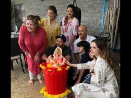 Hrithik Roshan Sussanne Khan Family Happily Bid Adieu To Lord Ganesha During Visarjan Pinkvilla