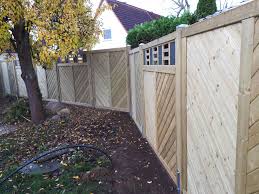 Sichtschutzzaun Aus Holz Mit Schieferkasetten Garten Gartengestaltung Sichtschutzzaun