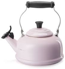 le creuset whistling stovetop kettle chaleira le creuset decoracao online