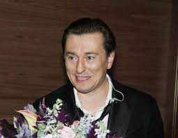 Живая музыка и задушевные истории от звезд. Bezrukov Podelilsya Zapisyu So Svoimi Detmi Kotorye Nezhno Pocelovalis
