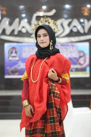 Semula, sarung sutera bugis hanya digunakan sebagai kain atau bawahan padanan dari baju bodo, pakaian tradisional sulawesi selatan. 82 Gaya Baju Bodo Lipa Sabbe Kekinian Modelbaju Id