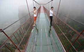 Cel mai lung si mai inalt pod de sticla din lume, inaugurat acum doua saptamani in china, a fost inchis din cauza numarului mare de vizitatori. Fotogalerie Podul De SticlÄƒ Vis Sau CoÈ™mar A Bridge Like A Nightmare Look Around