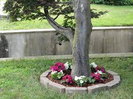 Pour cela, utilisez une baguette de bois (une pige) qui servira de gabarit pour les espacer harmonieusement en rond. 15 Decorations A Realiser Tout Autour De Votre Arbre De Jardin