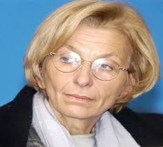 Nell'intervista emma bonino ha ricordato marco pannella, ha parlato della sua candidatura con forza italia nel 1994, del nuovo partito +europa, dell'aiuto ricevuto dal centro democratico bruno tabacci, dell'alleanza con beatrice lorenzin e del sostegno incassato dall'ex ministro fornero. Alain Elkann Interviews Emma Bonino Italian Politician And Former European Commissioner