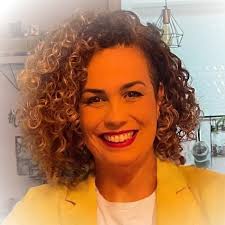 Sarah Voss, ginasta alemã, usou no Campeonato Europeu de Ginástica  Artística um macacão de corpo inteiro. Sarah fez isso para se posicionar  contra a sexualização na ginástica. "Quando era uma garotinha, eu