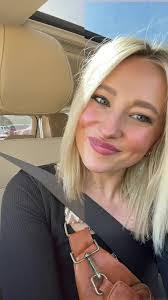 Samantha Krause's Instagram, Twitter & Facebook