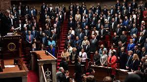 Il comporte plusieurs points, dont l'extension du pass sanitaire, l'obligation vaccinale pour certaines professions, ou encore le renforcement de l'isolement des personnes. 6ll614i8cyisem
