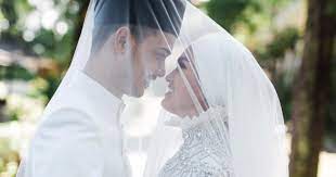 Faris, 27, dilaporkan seorang pengurus besar di sebuah syarikat telekomunikasi dan anak seorang datuk. Showbiz Elfira Loy Has Long Been Faris Dream Girl