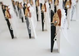 Mollettina di legno e tag dove poter scrivere il. Segnaposto Fai Da Te Matrimonio Con Delle Mollette Di Legno Dipinte Come Gli Sposi Segnaposto Matrimonio Fai Da Te Molletta Da Bucato Porta Segnaposto