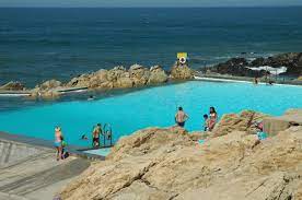 Concluído em 1966, o complexo de piscinas de leça é um classificada como monumento nacional desde 2011, a piscina das marés de leça da palmeira é agora objeto de um livro inteiro, o segundo. Piscina Das Mares Em Leca Da Palmeira Viaje Comigo