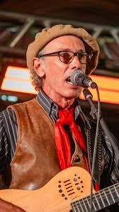 NO QUARTO AZUL (DE UM CÉU SEM COR) “Parou... Naquela tarde, na janela do  açude, O céu que em amiúde trocou de cor, Como um suspiro que o vento  carregava E te