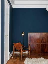 Cozy Corner With Leather Chair And A Dark Blue Wall Leatherchair Interior Design Blue Decor Dark Blue Walls