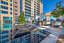 This Dallas Penthouse Will Cost You 180 000 A Year Rent Com Blog Luxury Penthouse New York Penthouse Resort Style Pool
